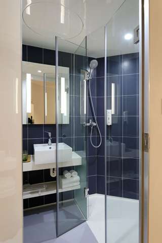 La douche, plus pratique dans un appartement.