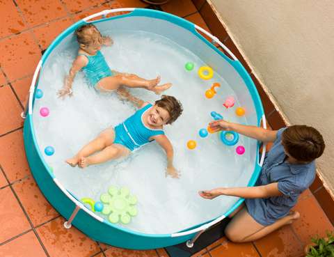 Cette piscine est idéal pour les enfants lors des beaux jours.