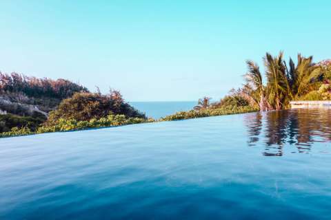 Très moderne, la piscine à débordement est doté d'un certain charme.