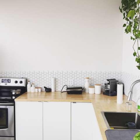 Un plan de travail en bois sublimera votre cuisine blanche.