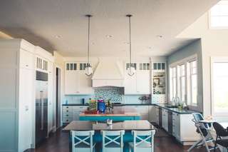 Accessoire, mobilier, lampe, apporter de la couleur à votre cuisine.