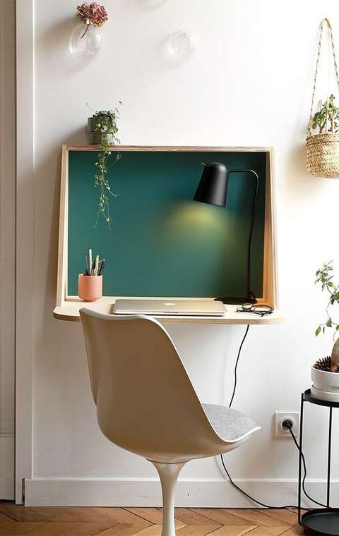 Aérien et discret, ce bureau est parfait pour les petits salons