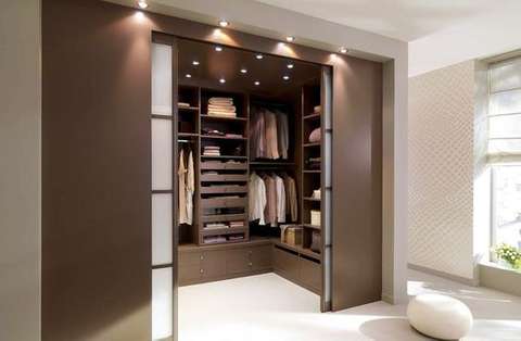 Le dressing fermé protègera vos affaires de la poussière