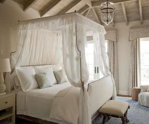 Le lit à baldaquin est romantique
